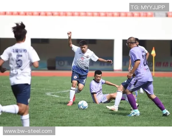 足球明星温情瞬间抱肩膀合影展现友谊与团结的力量