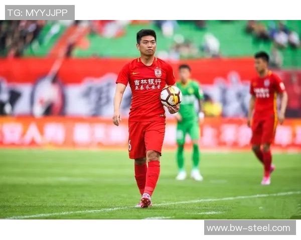 吉林卫视亚泰足球明星助力地方足球发展展现青春活力与团队精神